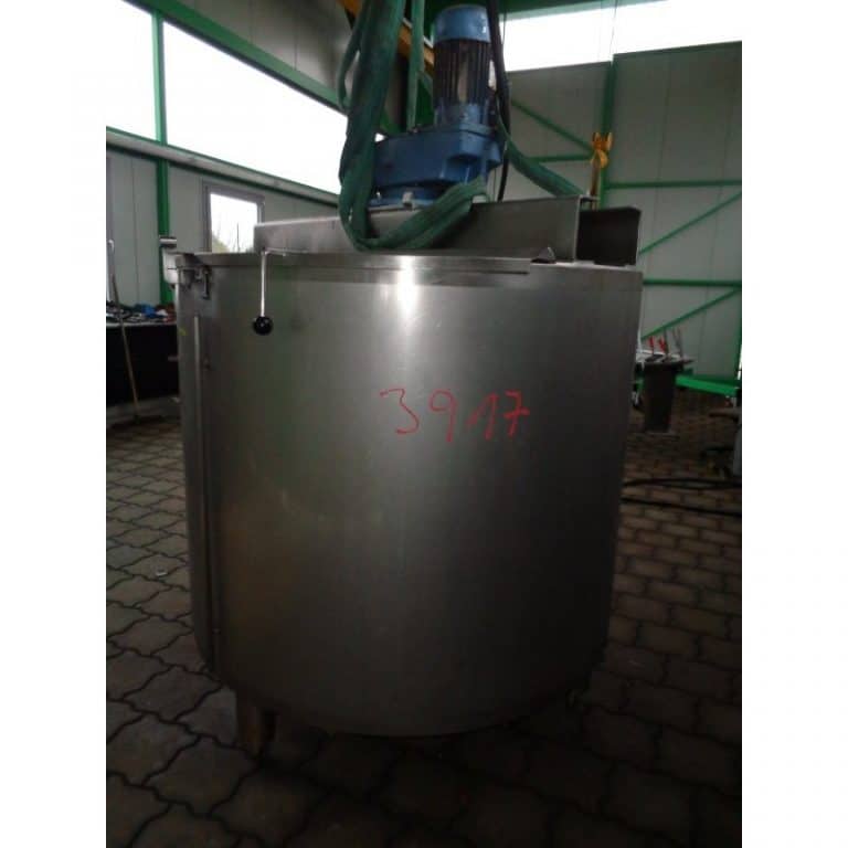 mixing-tank-1040-litres-standing-outside-3917