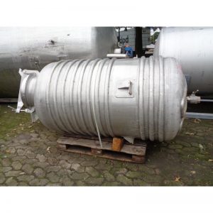 mixing-tank-1100-litres-standing-front-3908