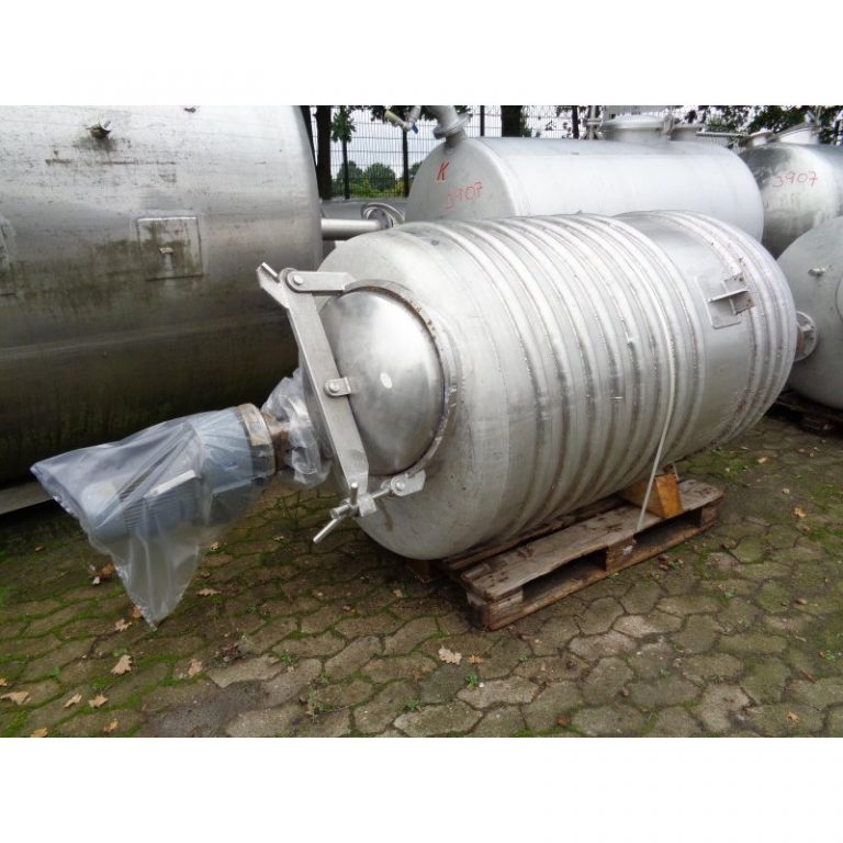 mixing-tank-1100-litres-standing-outside-3908