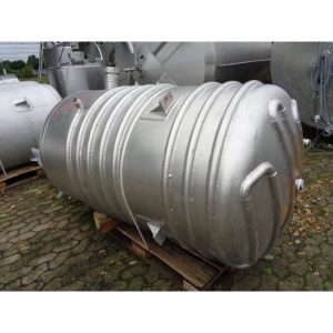 mixing-tank-1100-litres-standing-outside-close-3908