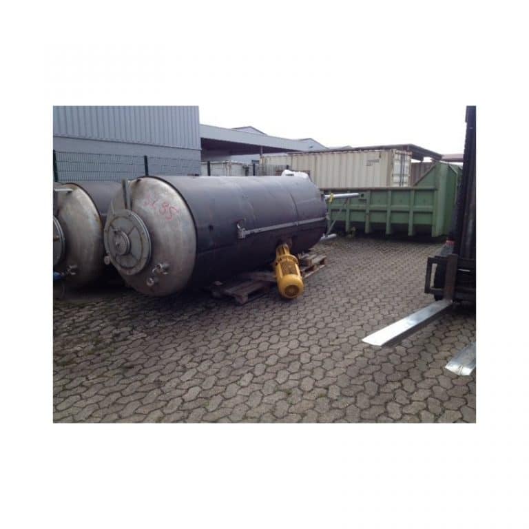 mixing-tank-4000-litres-standing-outside-3285