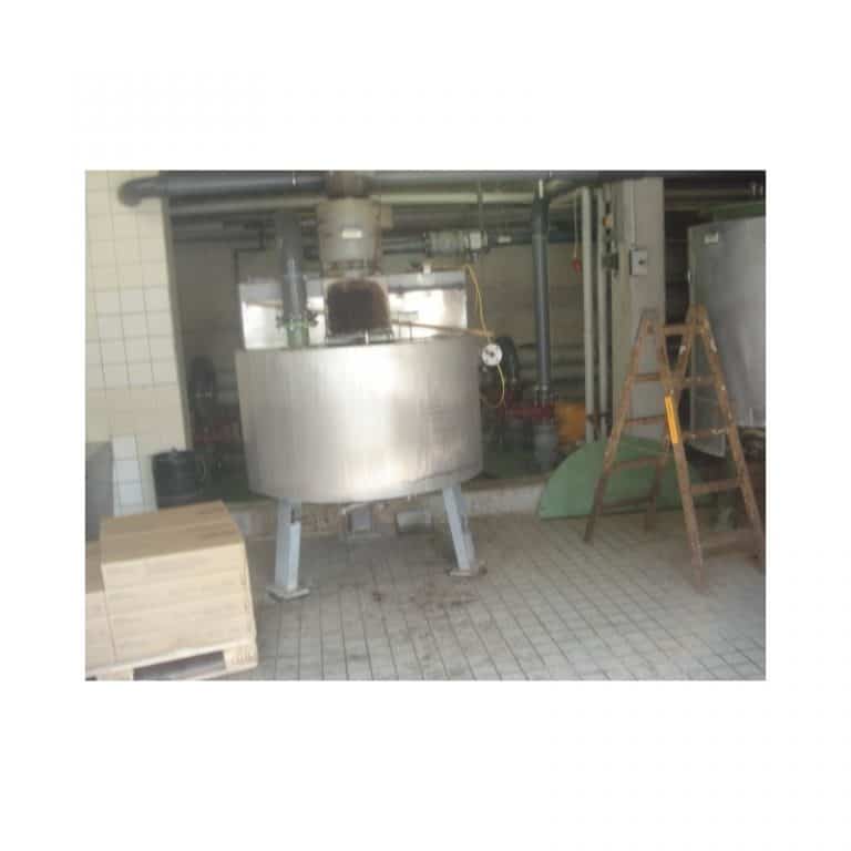 mixing-tank-900-litres-standing-outside-3187