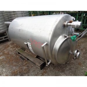 stainless-steel-tank-1000-litres-standing-outside-3951