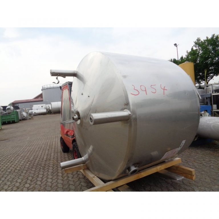 stainless-steel-tank-4000-litres-standing-outside-3954