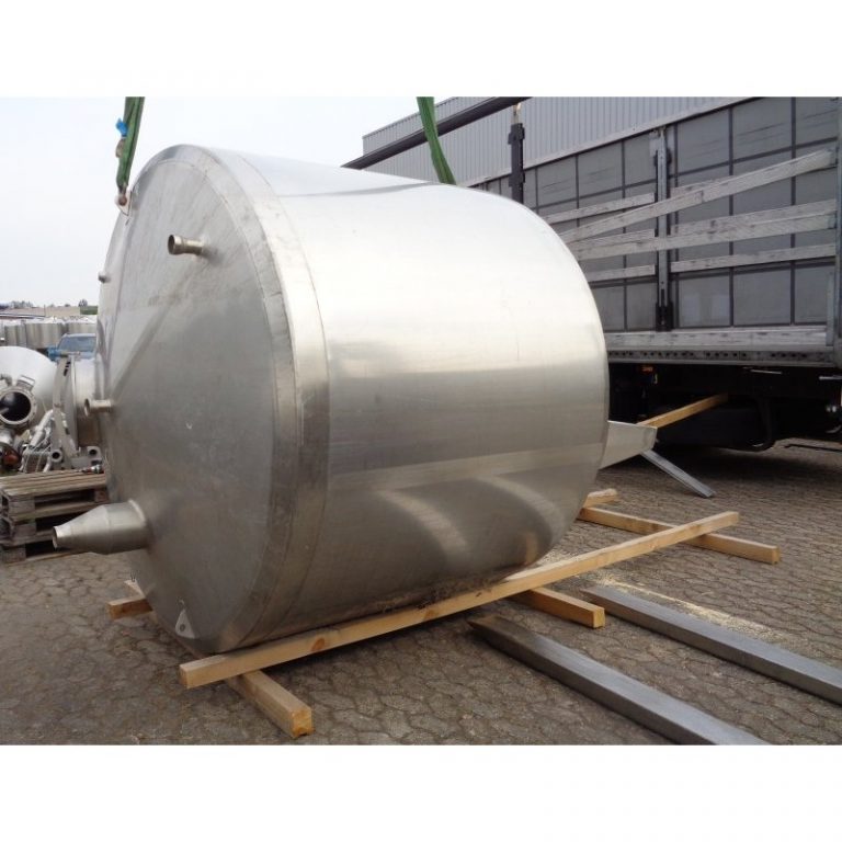 stainless-steel-tank-4500-litres-standing-outside-3956