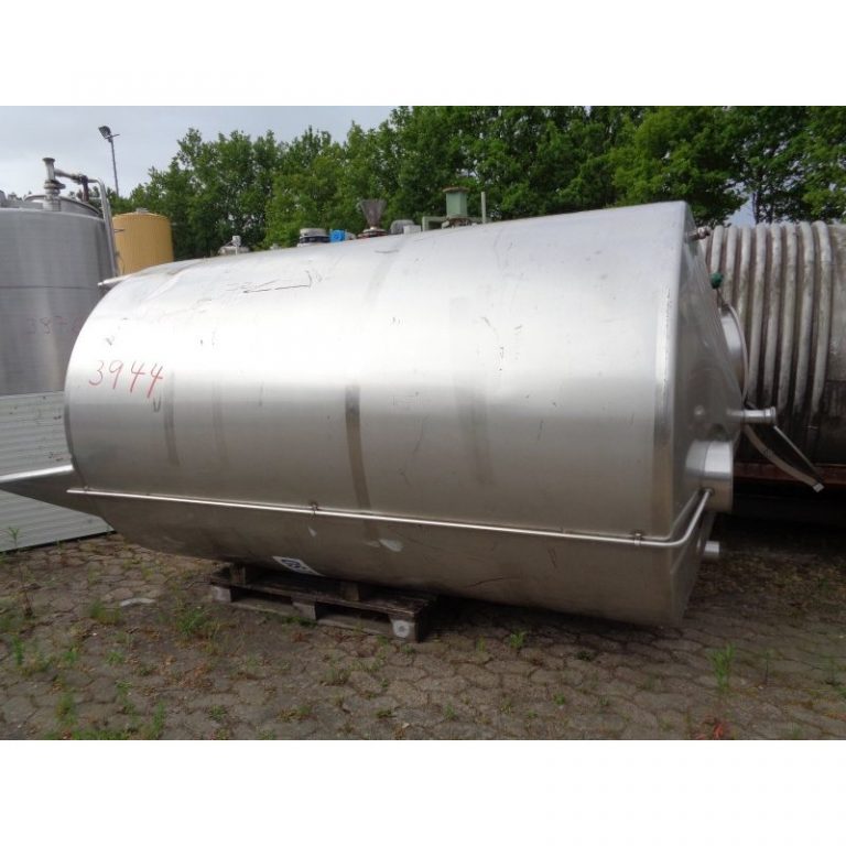 stainless-steel-tank-5200-litres-standing-outside-3944