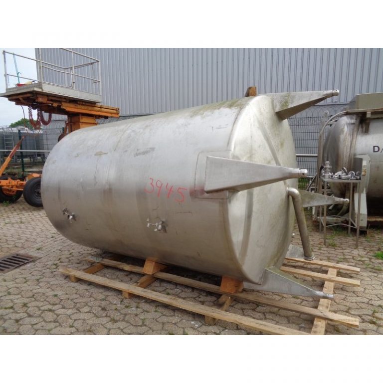 stainless-steel-tank-5800-litres-standing-outside-3945