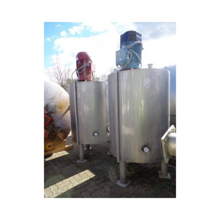 mixing-tank-1100-litres-standing-outside-3756