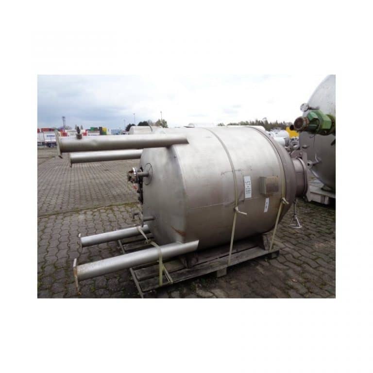 mixing-tank-1550-litres-standing-outside-3694