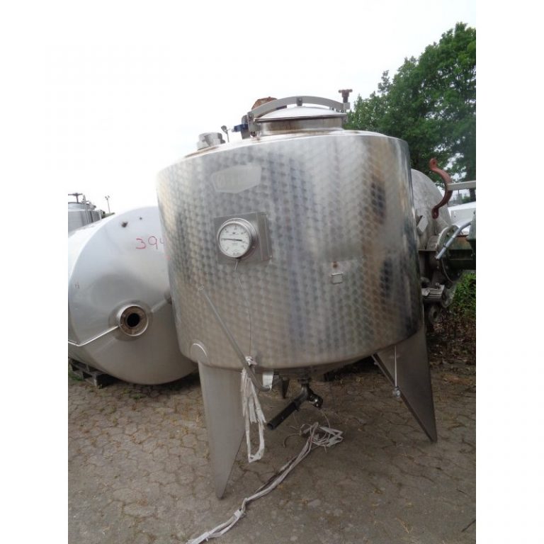 mixing-tank-2000-litres-standing-outside-3952