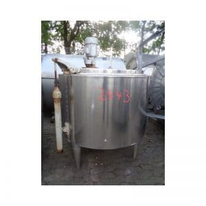 mixing-tank-400-litres-standing-outside-3843