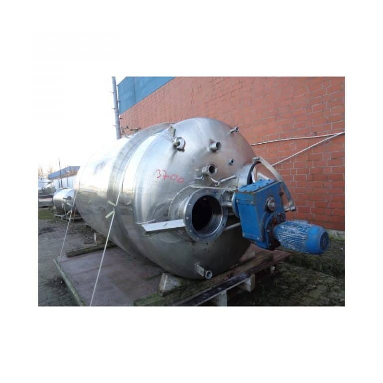 mixing-tank-4500-litres-standing-outside-3700