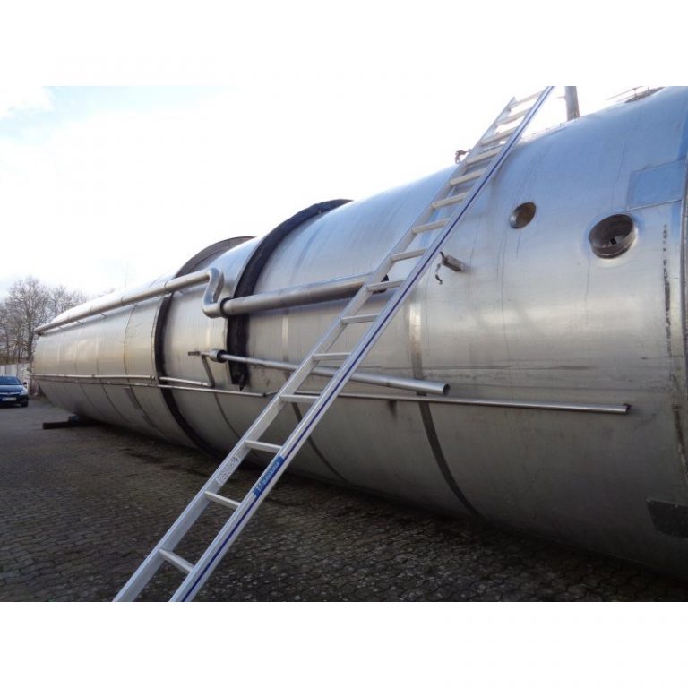 stainless-steel-tank-104000-litres-standing-outside-3918