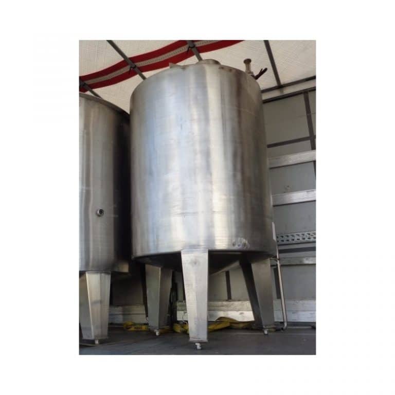 stainless-steel-tank-17000-litres-standing-outside-3876