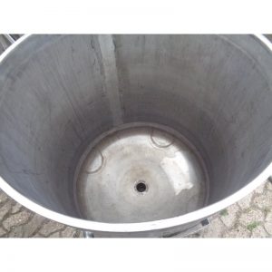stainless-steel-tank-300-litres-standing-inside-3896