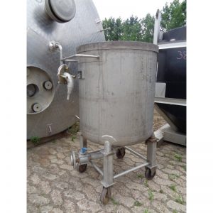 stainless-steel-tank-300-litres-standing-outside-3896