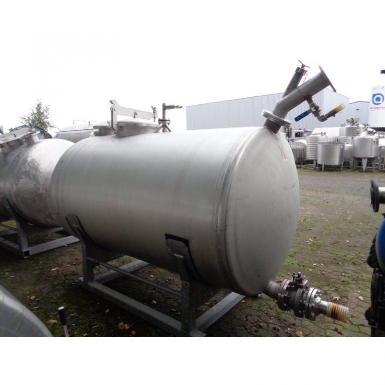 stainless-steel-tank-3000-litres-laying-outside-3907