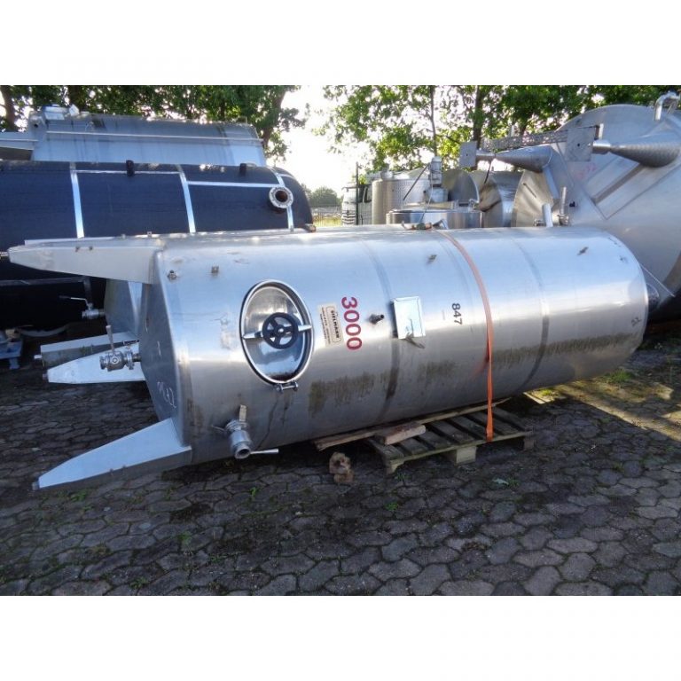 stainless-steel-tank-3000-litres-standing-outside-3904