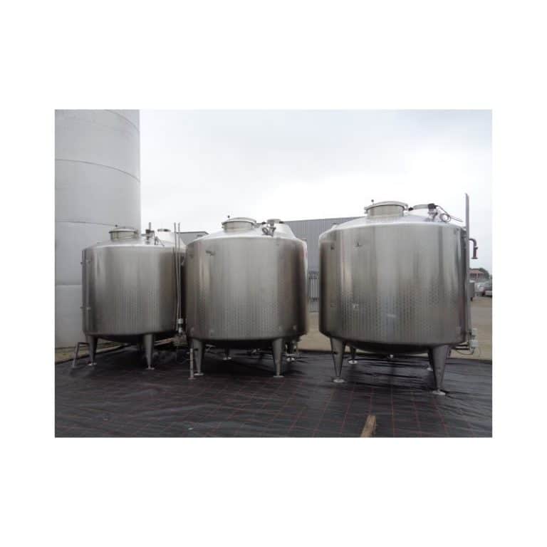 stainless-steel-tank-5500-litres-standing-outside-3823