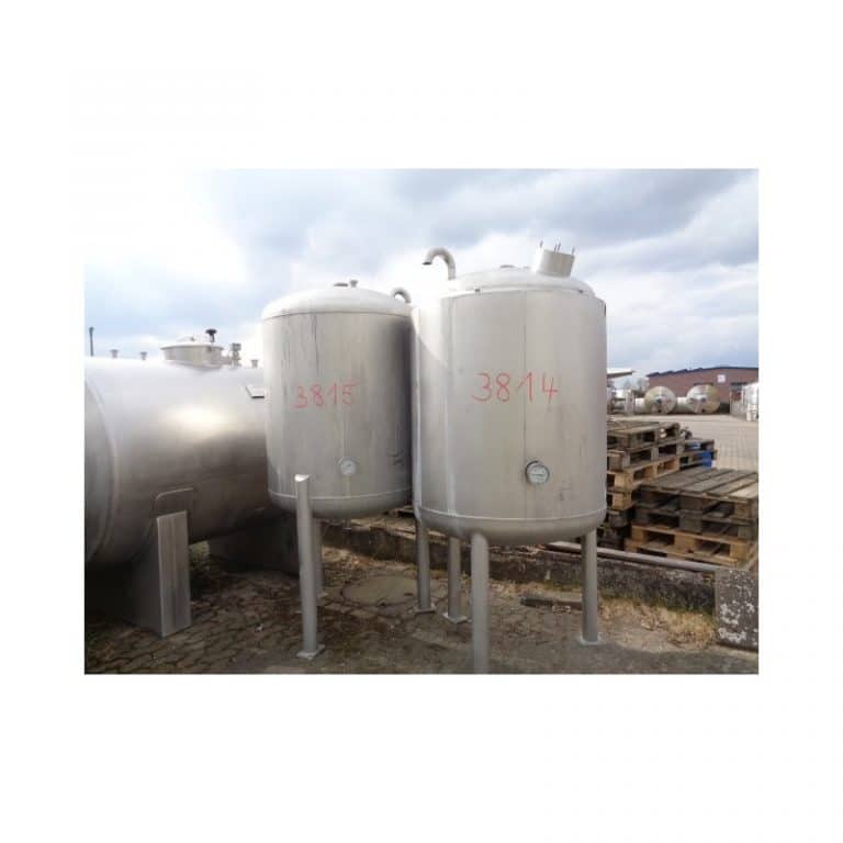 stainless-steel-tank-900-litres-standing-outside-3814