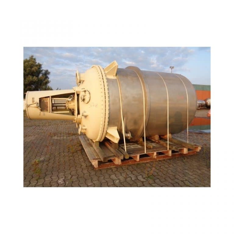 mixing-tank-10000-litres-standing-outside-3678