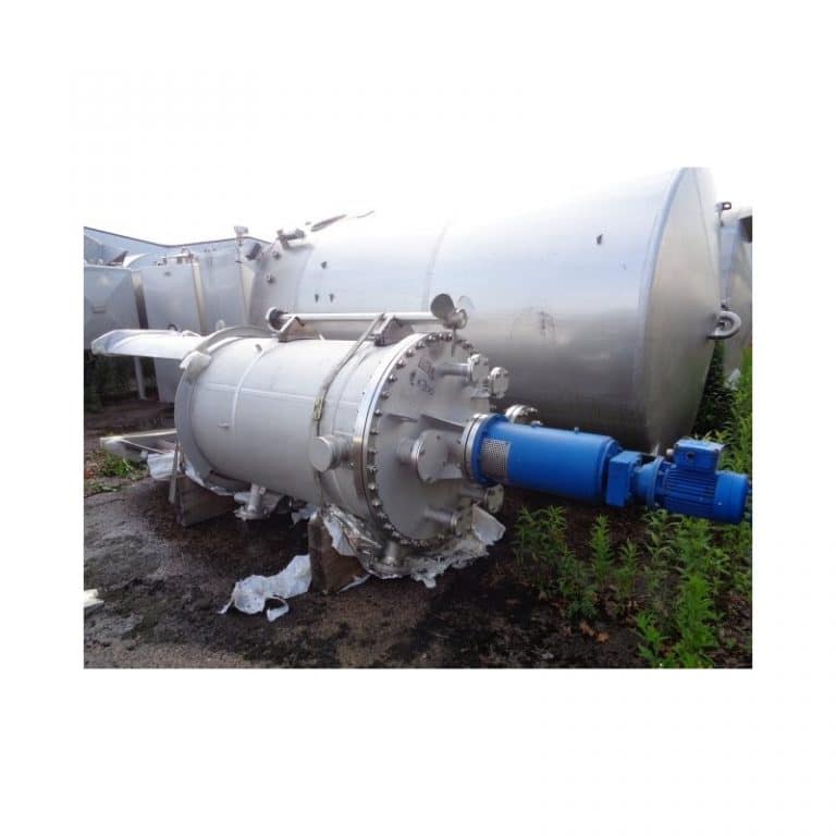 mixing-tank-1200-litres-standing-outside-3643