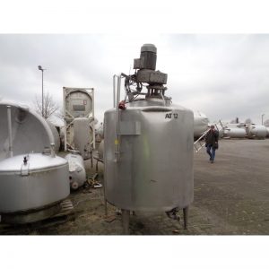 mixing-tank-1250-litres-standing-outside-3580