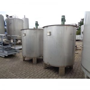 mixing-tank-2300-litres-standing-outside-3968