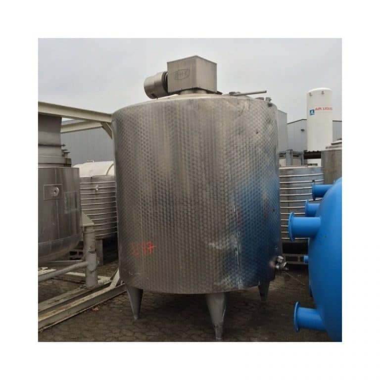 mixing-tank-4000-litres-standing-outside-3397