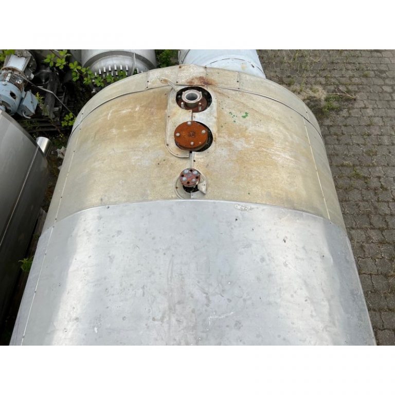 Stainless-steel-tank-15000-lying-connerctors-4071
