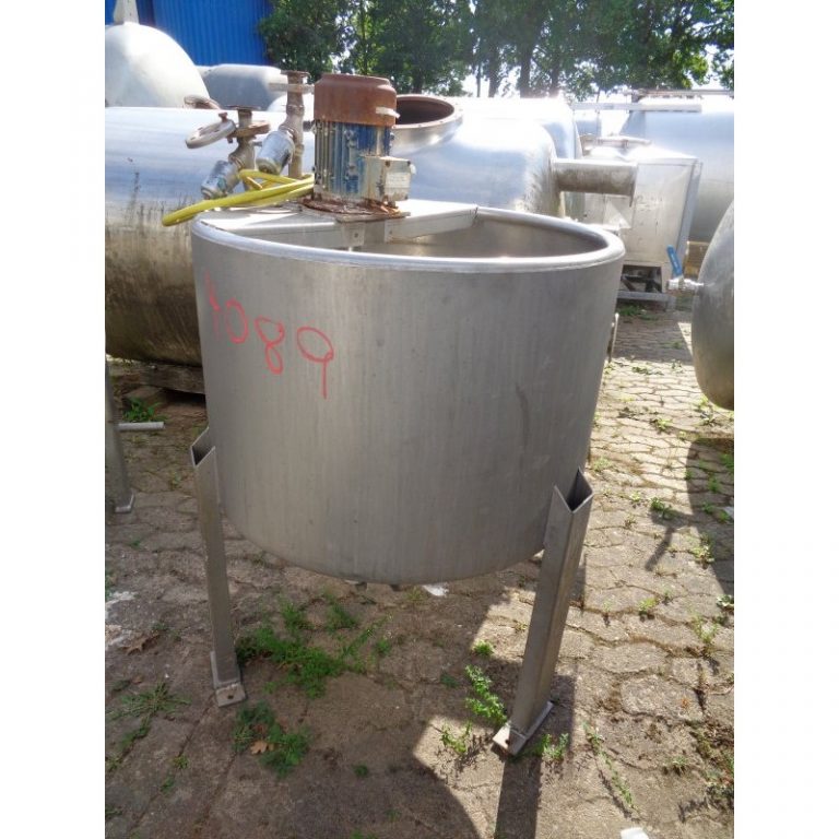 stainless-steel-tank-260-litres-standing-back-4089