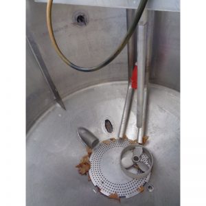 stainless-steel-tank-350-litres-standing-inside-4095